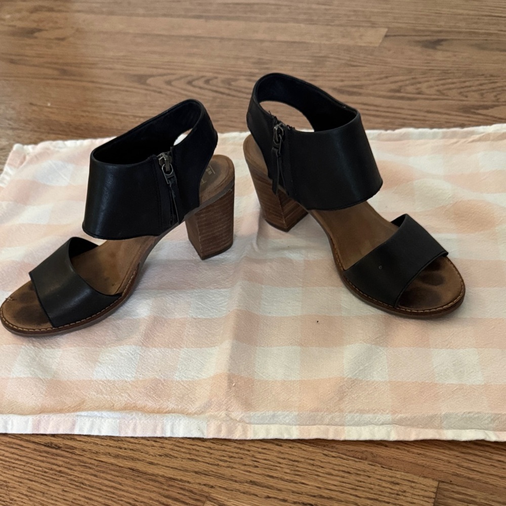 Toms Black Leather Block Heel Sandals with Side Zip